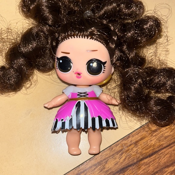 Selling bundle of USED L.O.L surprise dolls, accessories, furniture, and more! - Picture 8 of 15